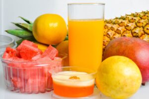 Frutas e sucos frescos e saudáveis. Alimentação e saúde mental